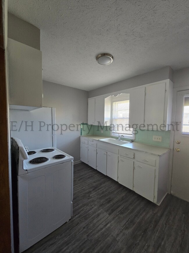 Building Photo - 751 S Governeour Rd