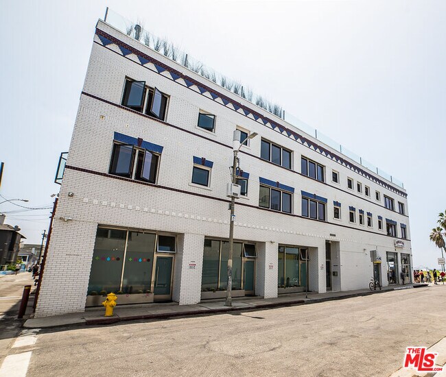 Foto del edificio - 8 Brooks Ave