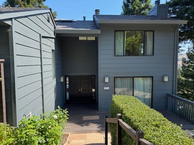 Building Photo - Spacious Tri-level 3 bedroom PLUS 2 additi...