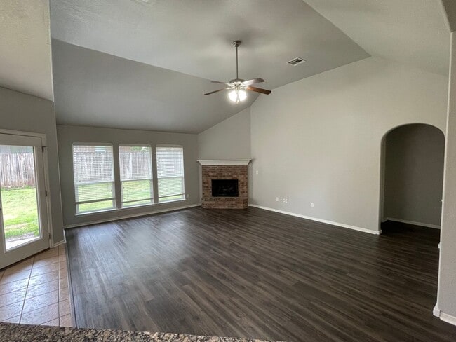 Building Photo - JENKS SCHOOLS - 3 bed with study and formal dining!!
