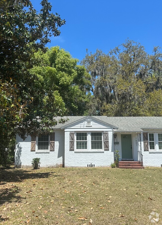 Building Photo - 1607 Peachtree Cir N