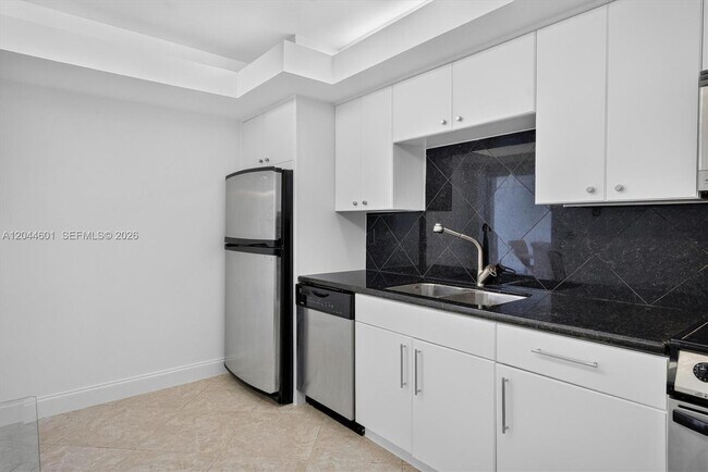 Building Photo - 5001 Collins Ave