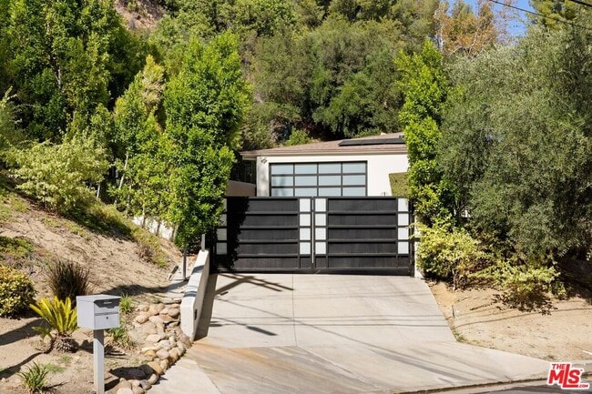 Building Photo - 16957 Mooncrest Dr