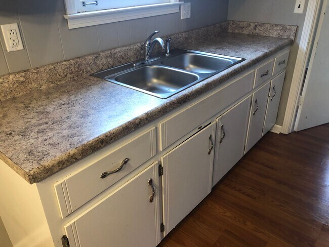 Building Photo - 3 Bedroom Home For Rent Near Post!