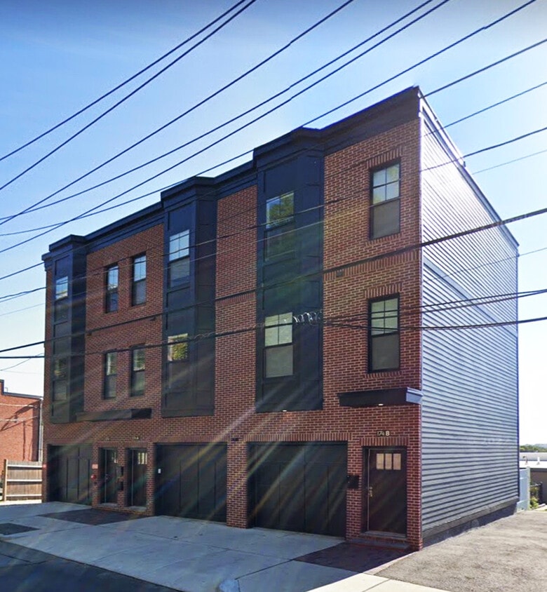 Middle condo - 174 Fisher Ave