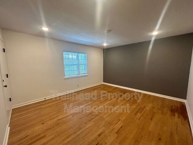 Foto del edificio - 6421 Brookside Rd