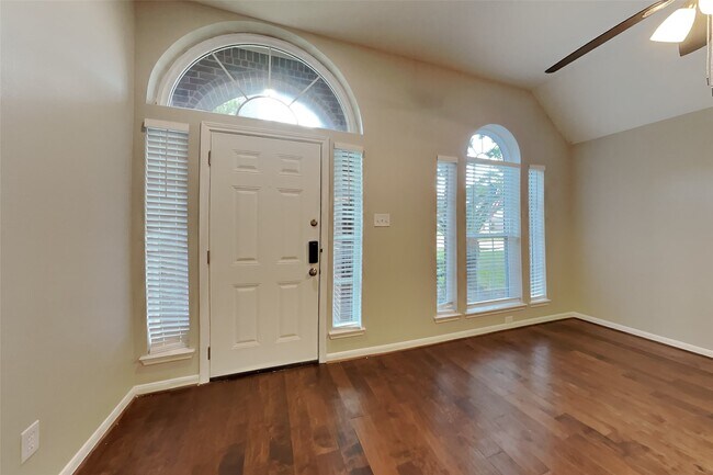 Foto del edificio - 7031 Echo Pines Dr