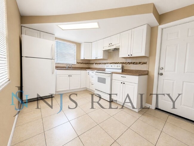 Building Photo - 3034 Roxbury Dr