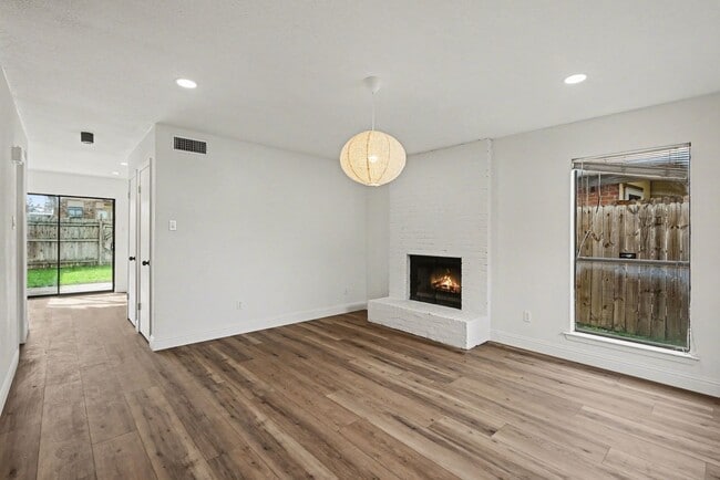 Building Photo - Beautifully updated 2-2.5-2 in Mistletoe Heights, Fort Worth!