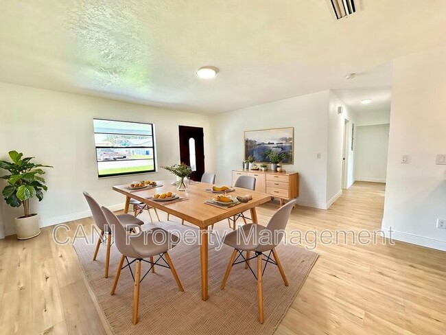 Building Photo - 2517 Royal Palm Dr