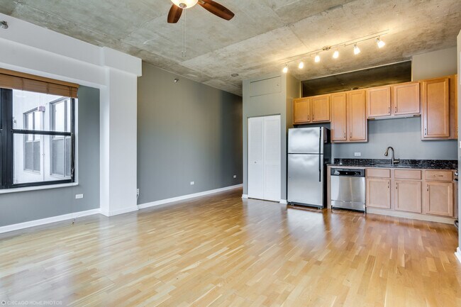 Building Photo - 1122 W Catalpa Ave