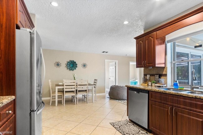 Building Photo - 3 br, 2 bath House - 3711 NW 108th Dr