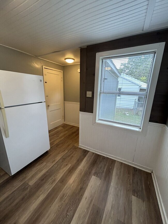 Building Photo - Super Cute & Cozy!  Check out this 2br/1ba...