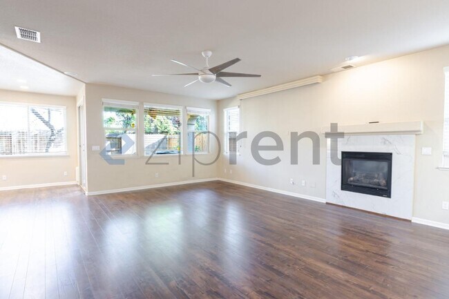 Building Photo - 3334 San Vicente Rd