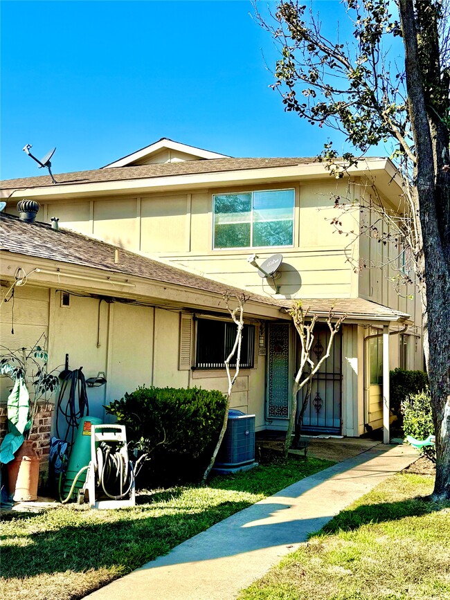 Building Photo - 5668 Birchmont Dr