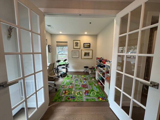 Foto del edificio - Luxurious 4 Bed 3.5 Bath End-Unit Brick To...