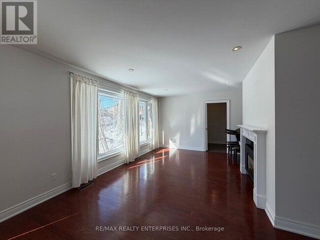 Building Photo - 860 Clarkson Rd S