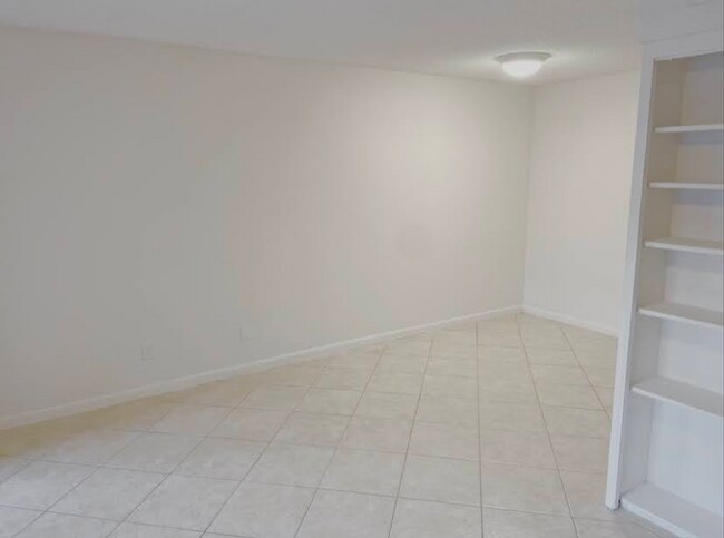 Building Photo - 3804 N Oak Dr