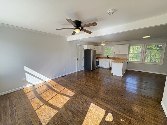 Photo - 204 Vista Cir House