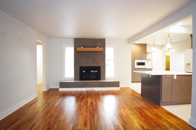 Foto del edificio - 4811 W Rose Hl St