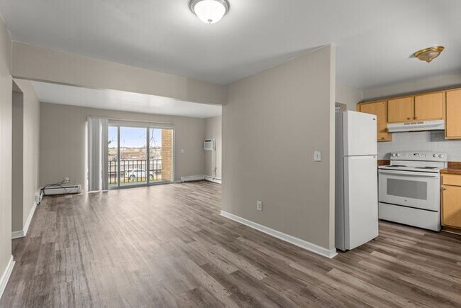Foto del edificio - Beautiful 3 bedroom with updates galore- HEAT, Water and Sewer included !
