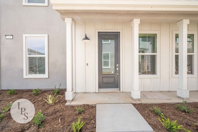 Building Photo - 2830 E Tamarind Dr