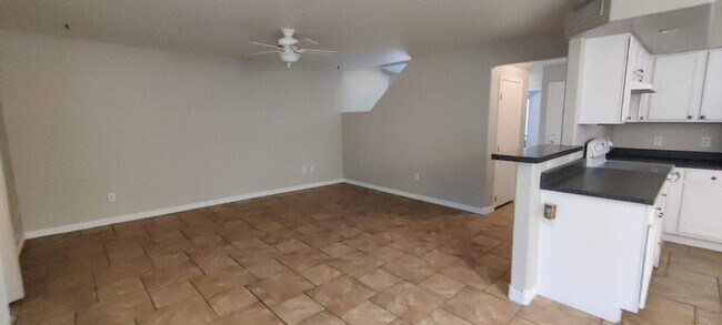 Foto del edificio - 1385 E Betsy Ln