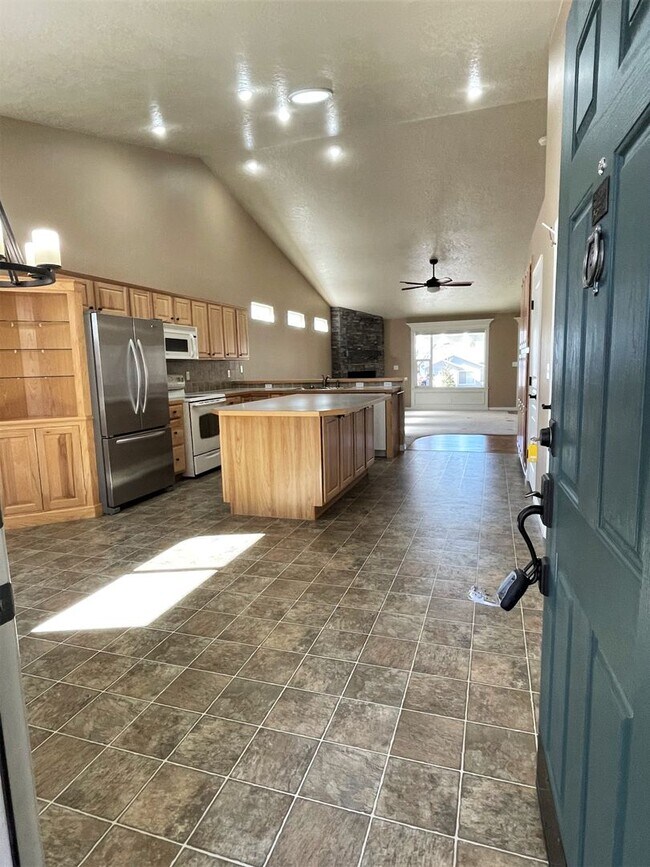 Foto del edificio - Beautiful 2 bed 2 bath home in the Woodbridge Subdivision.