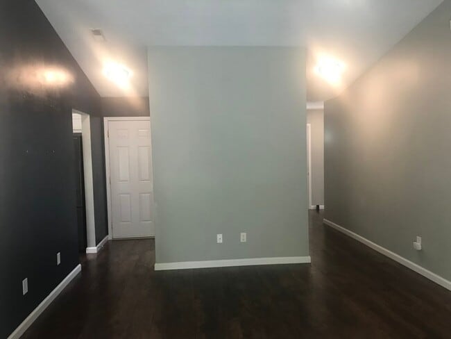 Building Photo - EXCELLENT LOCATION - 3 Bedroom/1.5 Ba Beau...