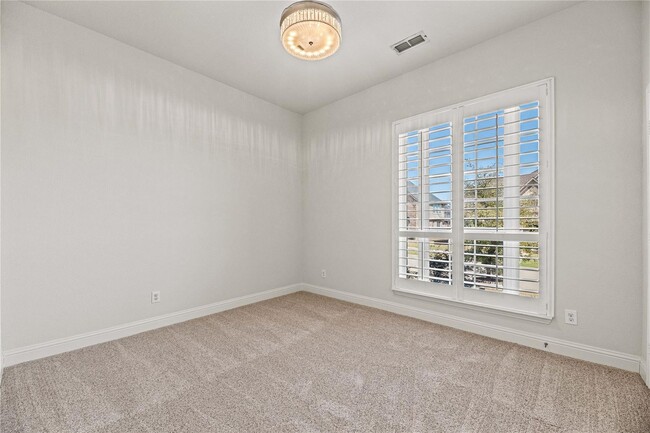 Building Photo - Discover luxury and comfort in this stunning 5-bedroom, 4.5-bathroom home with a flowing open flo...