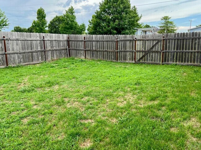 Building Photo - 37 Uvon Ln