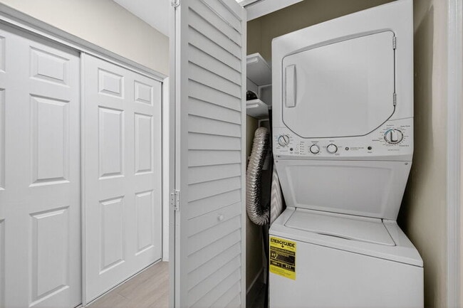 Building Photo - 615 NE 26th St