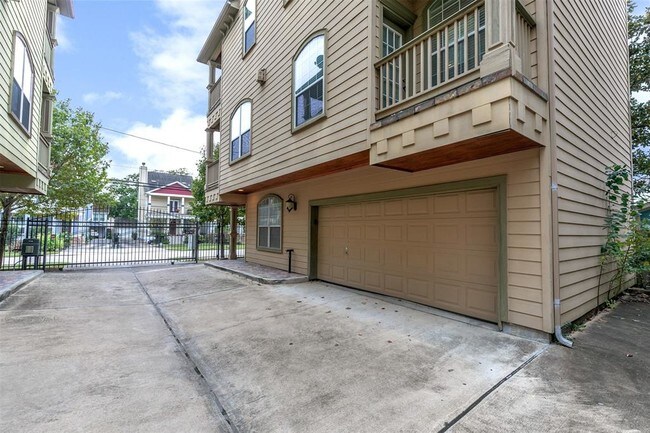 Building Photo - 931 W 25th St