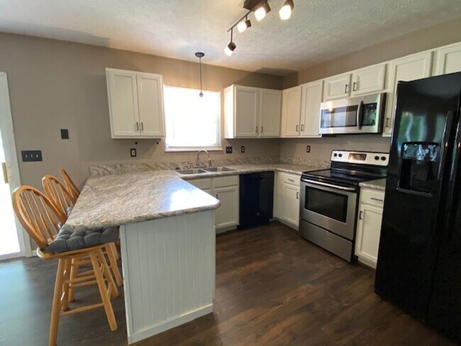 Foto del edificio - Three Bedroom Home w/ 2.5 Baths and 2 Car ...