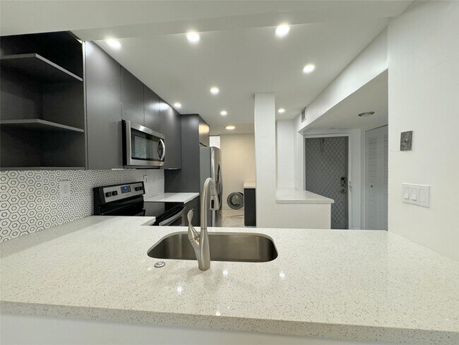 Foto del edificio - 6800 Cypress Rd