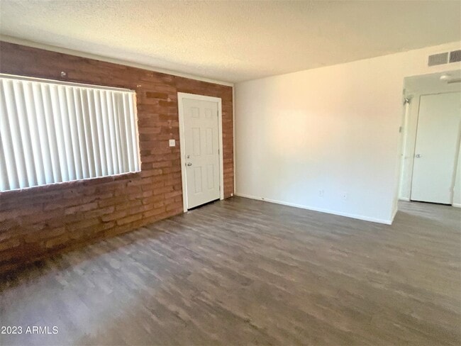 Building Photo - 1008 S Dorsey Ln