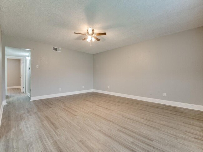 Building Photo - 3032 Tudor Ln
