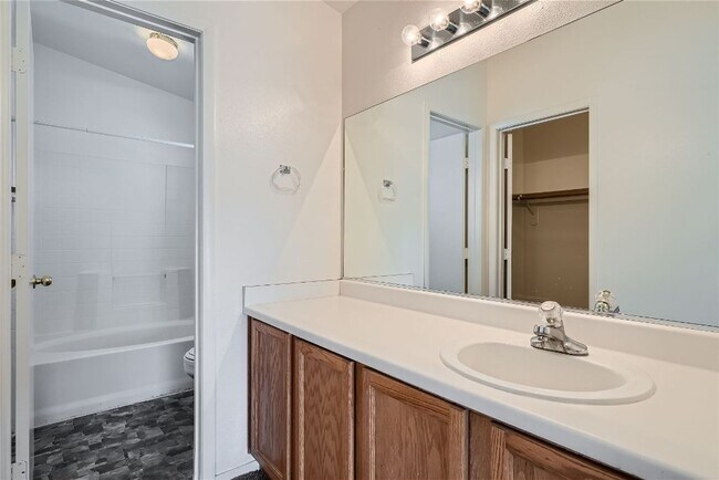 Building Photo - Henderson 2 bedroom townhome