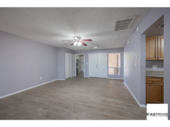 Foto del edificio - Welcome Home to This Charming 2/2 Townhous...