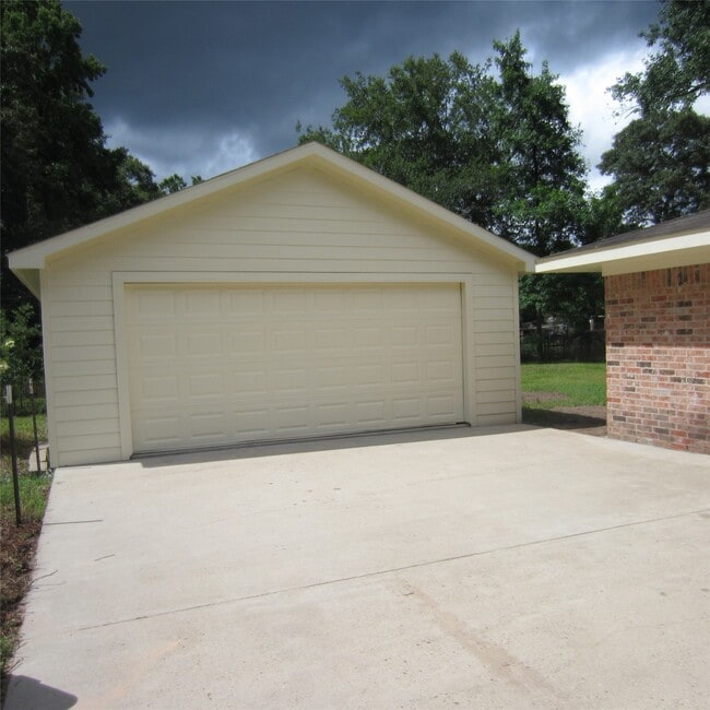 Building Photo - 18675 Ferne Dr