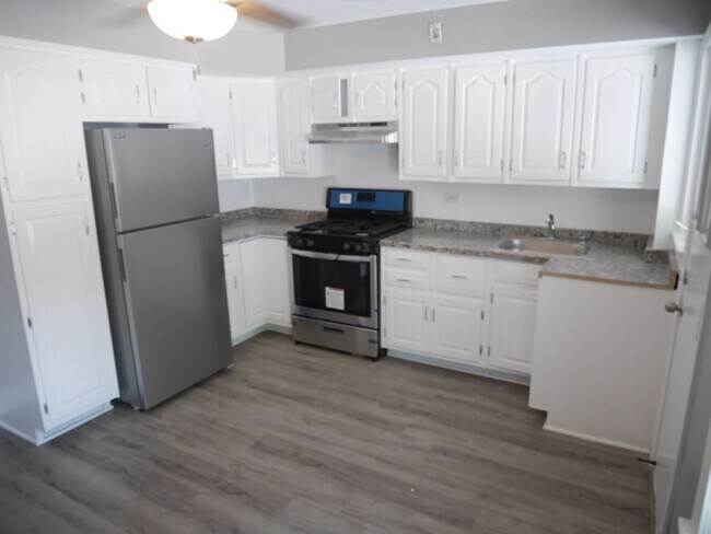 Foto del edificio - Spacious 4 Bedroom End Unit- Colgate
