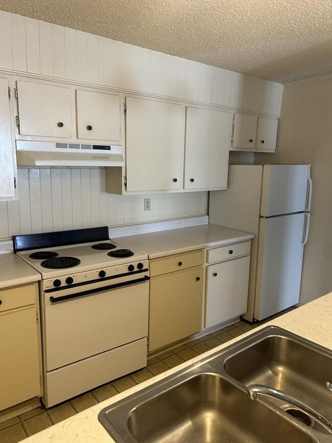 Foto del edificio - 2 Bedroom 1 Bath Condo with Sun Room!