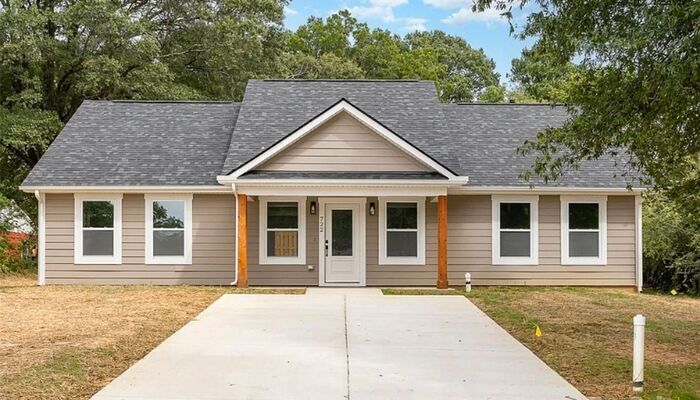 Foto principal - Charming BRAND NEW 3BR/2BA For Rent in Cha...