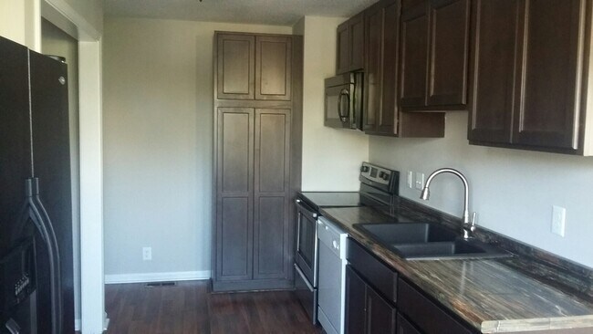 Building Photo - 3 Bedroom Pet Friendly Home For Rent on Ho...