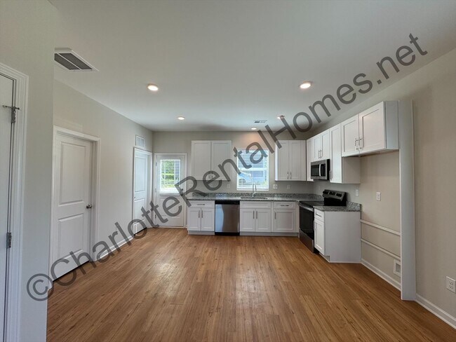 Foto del edificio - New 3 bed 2.5 bath home in Hickory!