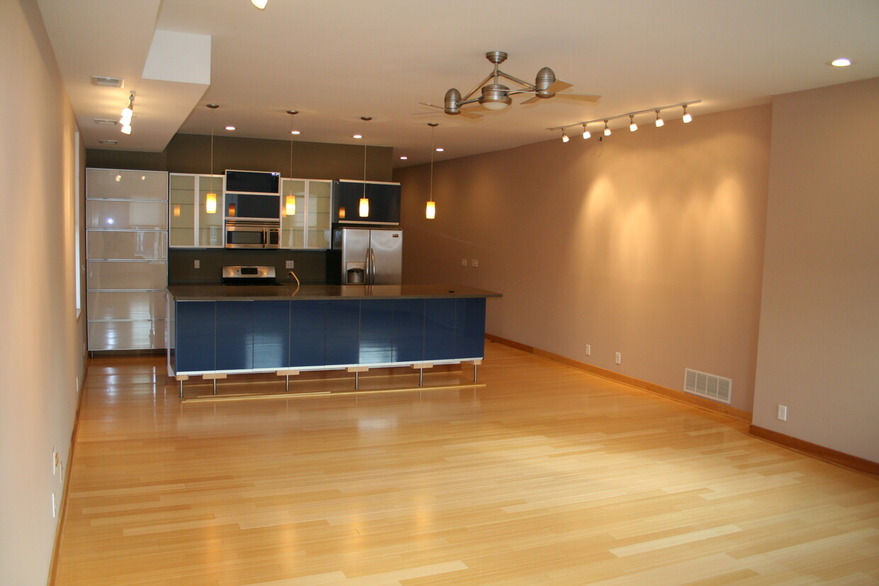Kitchen with tons of storage - 222 W Pike St