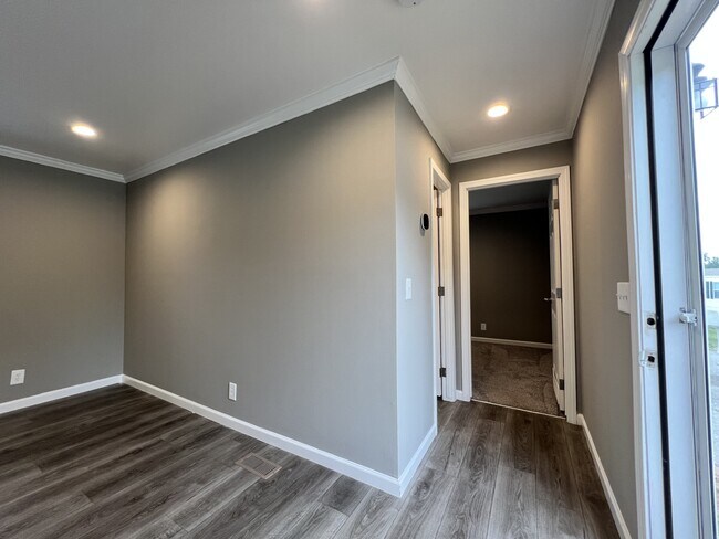 Building Photo - 192 Silver Birch Cir
