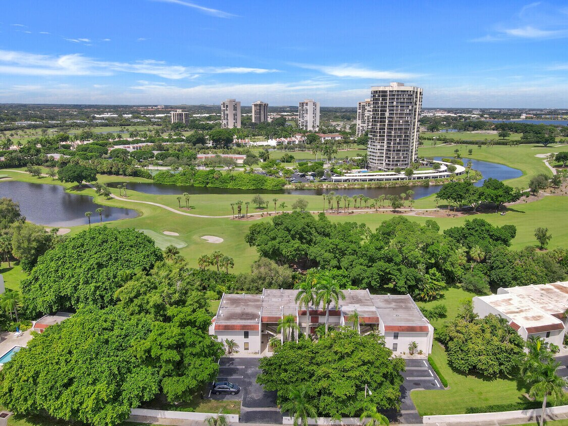 Foto principal - 1739 Embassy Dr