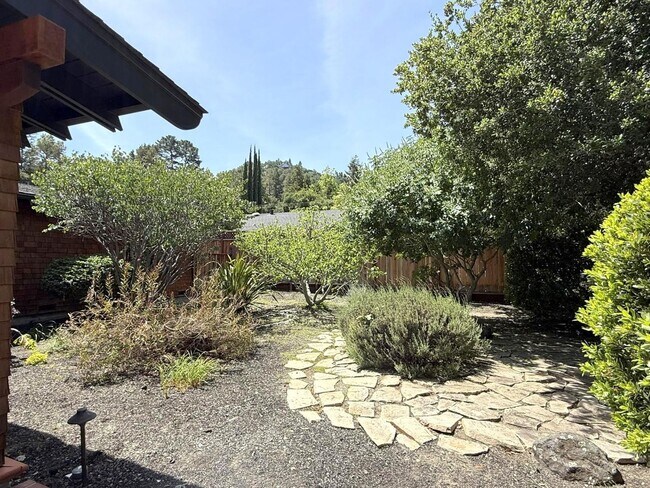 Building Photo - Cozy Home With Lots Of Upgrades ! Exquisit...