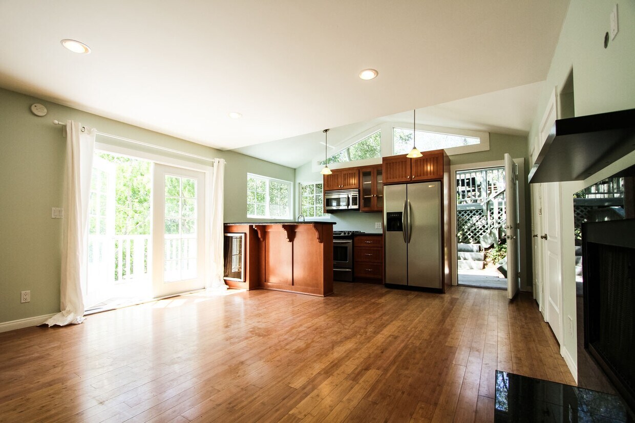 Foto principal - 2132 N Beverly Glen Blvd